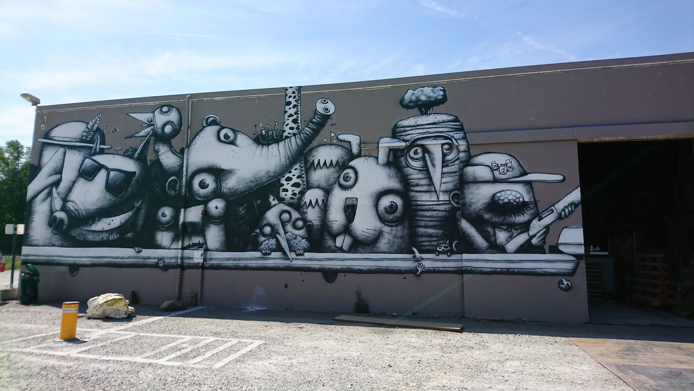 Ancien hangar à bananes. La façade est peinte par du street art représentant des animaux étranges