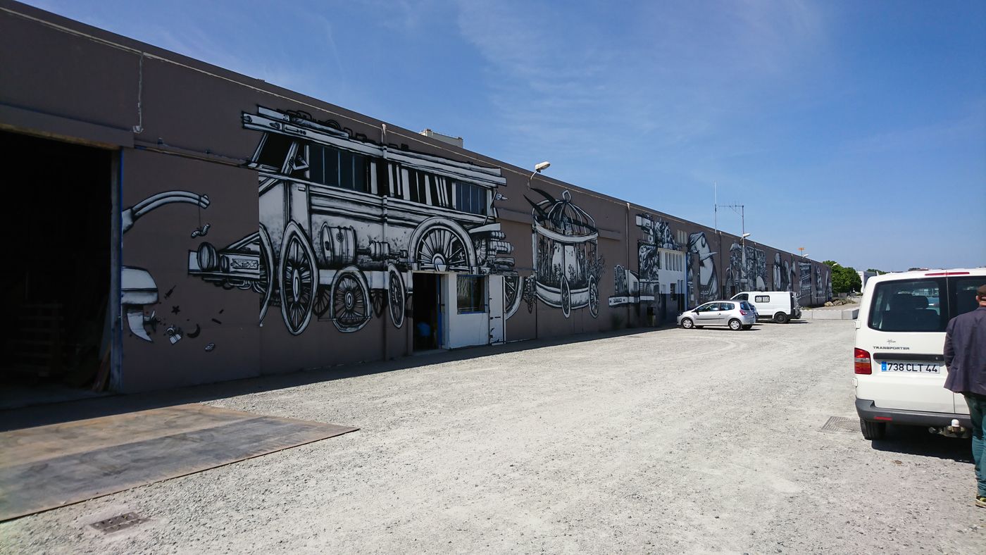 Ancien hangar à bananes. La façade est peinte par du street art représentant des animaux étranges