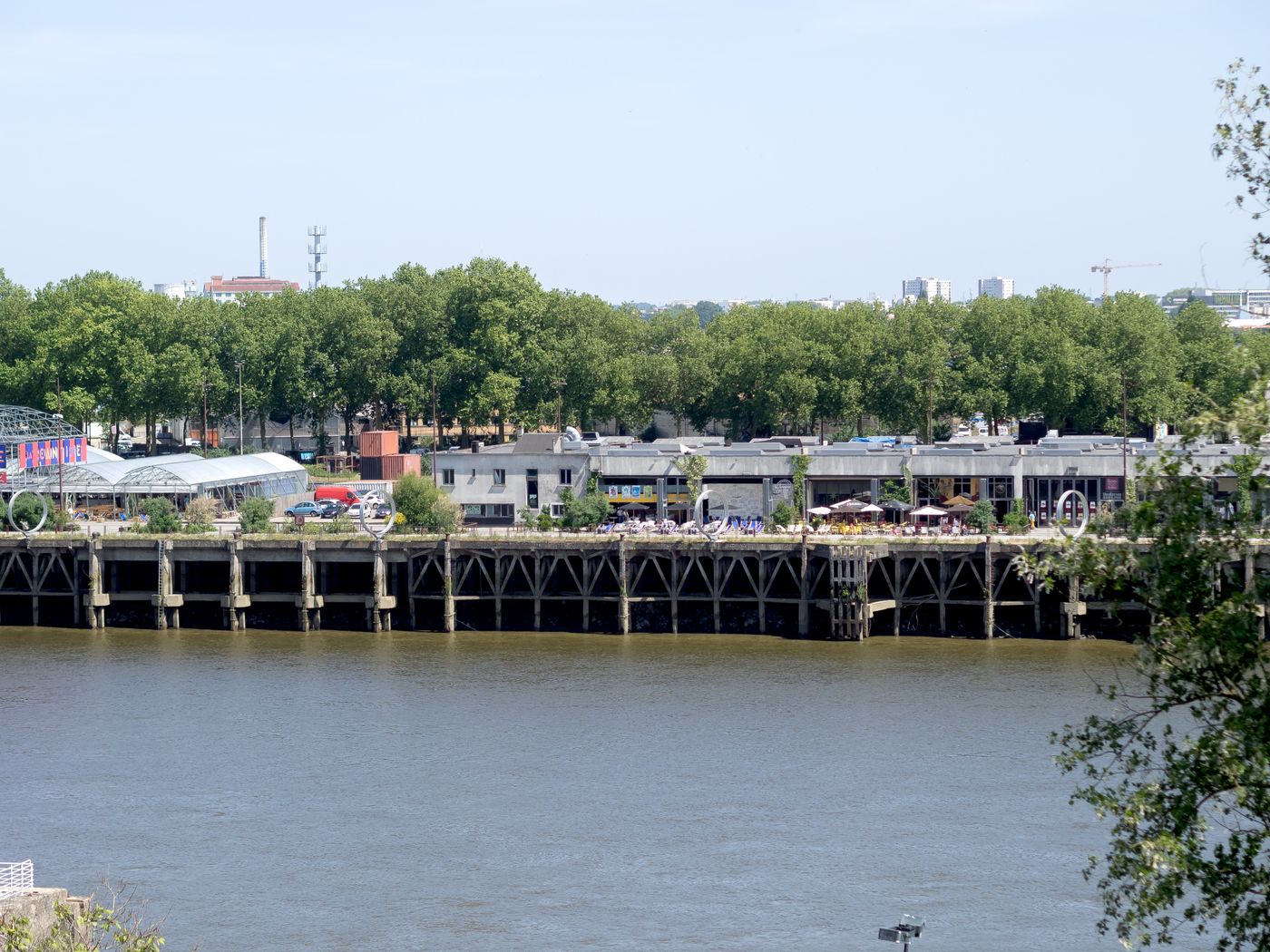 Vue sur les quai faisant face aux hangars