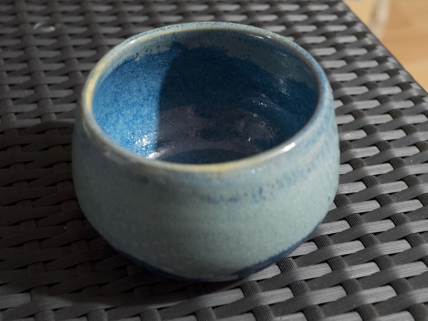 Photo d'un bol bleu. Il y a deux bleus : un clair et un plus intense.