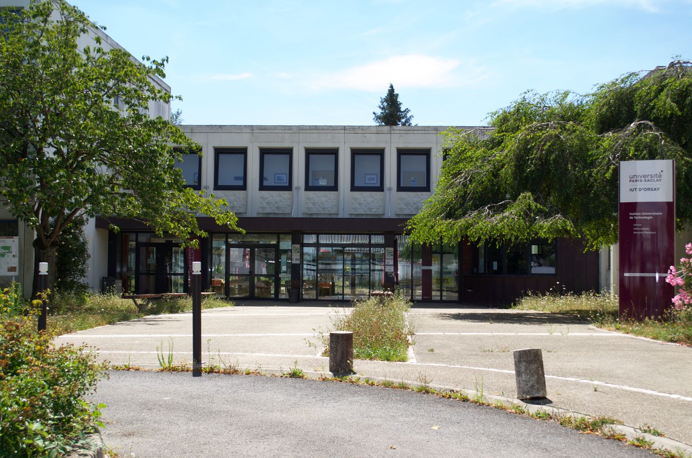 Photo de l'entrée de l'IUT d'Orsay